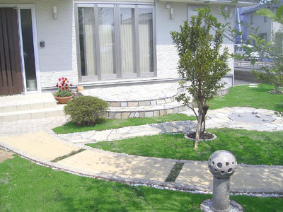 緑が広がる芝生のお庭と外照明