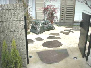 木化石のオリジナルつくばいのあるお庭